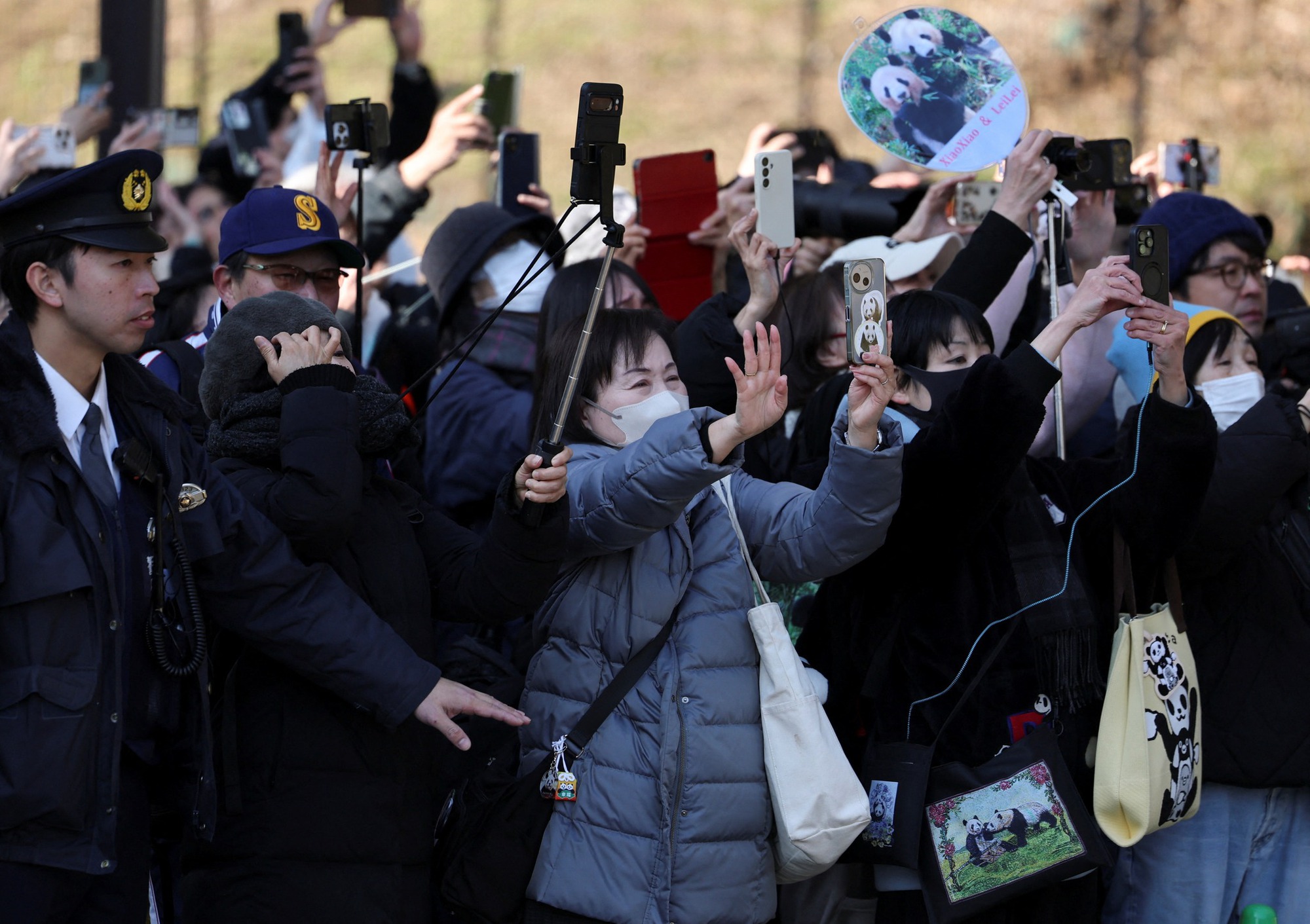 Hàng dài người dân Nhật Bản xúc động xếp hàng chia tay cặp gấu trúc sinh đôi quay trở về Trung Quốc, sở thú có thể thiệt hại tới 3.400 tỷ đồng/năm- Ảnh 3.