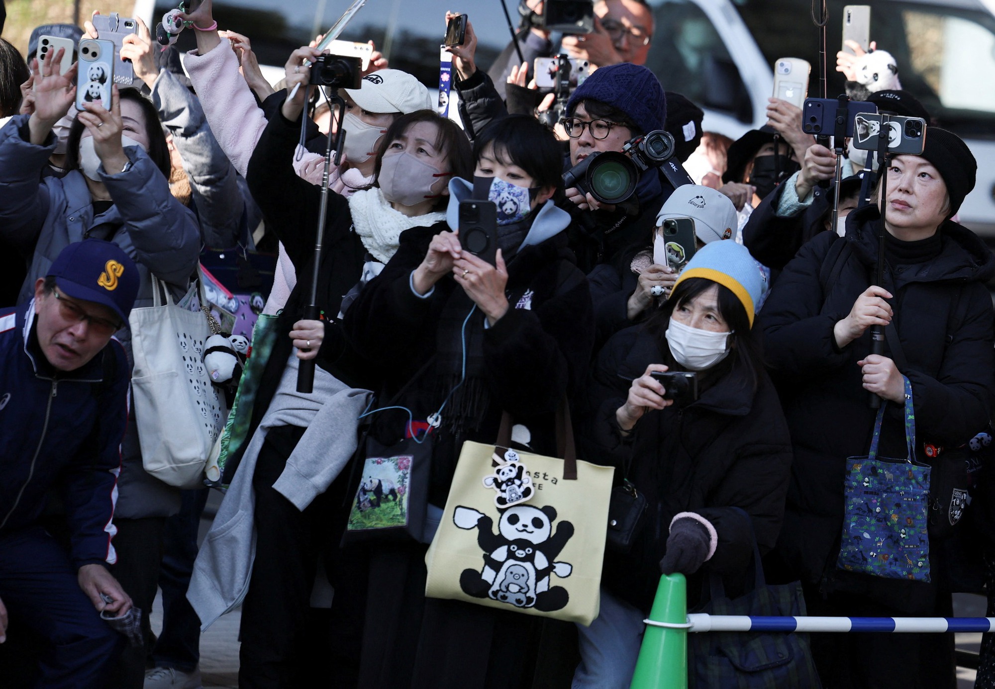 Hàng dài người dân Nhật Bản xúc động xếp hàng chia tay cặp gấu trúc sinh đôi quay trở về Trung Quốc, sở thú có thể thiệt hại tới 3.400 tỷ đồng/năm- Ảnh 4.