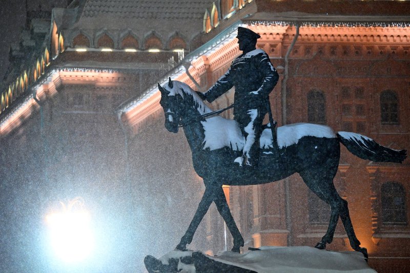 Moscow chìm trong bão tuyết: Giao thông tê liệt, hàng trăm chuyến bay bị ảnh hưởng- Ảnh 1.