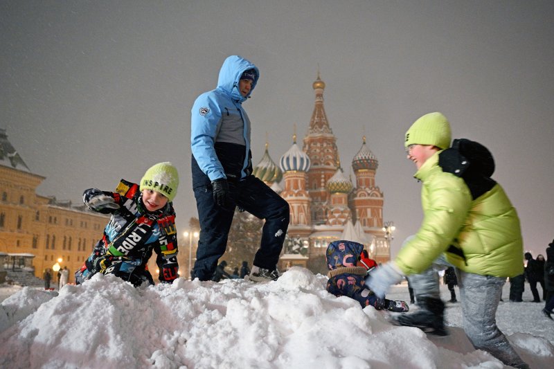 Moscow chìm trong bão tuyết: Giao thông tê liệt, hàng trăm chuyến bay bị ảnh hưởng- Ảnh 2.