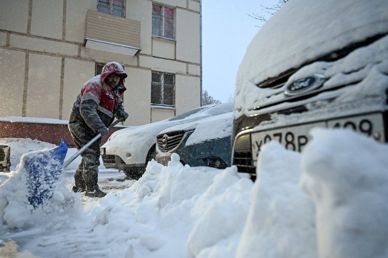 Moscow chìm trong bão tuyết: Giao thông tê liệt, hàng trăm chuyến bay bị ảnh hưởng- Ảnh 4.