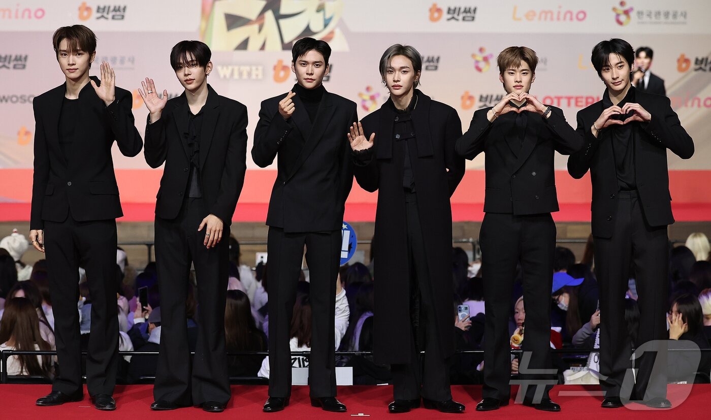 Thảm đỏ hot nhất Giáng sinh 2025: Jang Won Young hóa thiên thần, Winter (aespa) vất vả che dấu ấn tình yêu với Jungkook (BTS)- Ảnh 34.