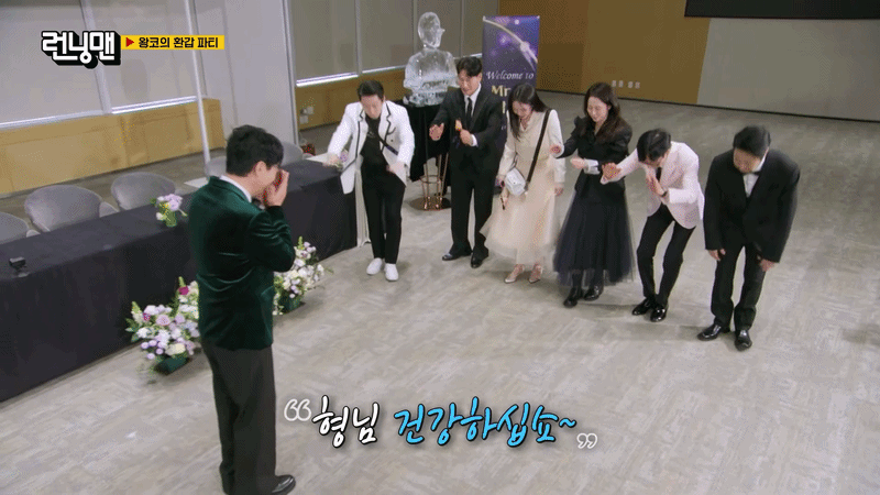 Cảnh tượng lạ cả dàn sao Running Man quỳ lạy khóc lóc thảm thiết trên sóng truyền hình- Ảnh 4.