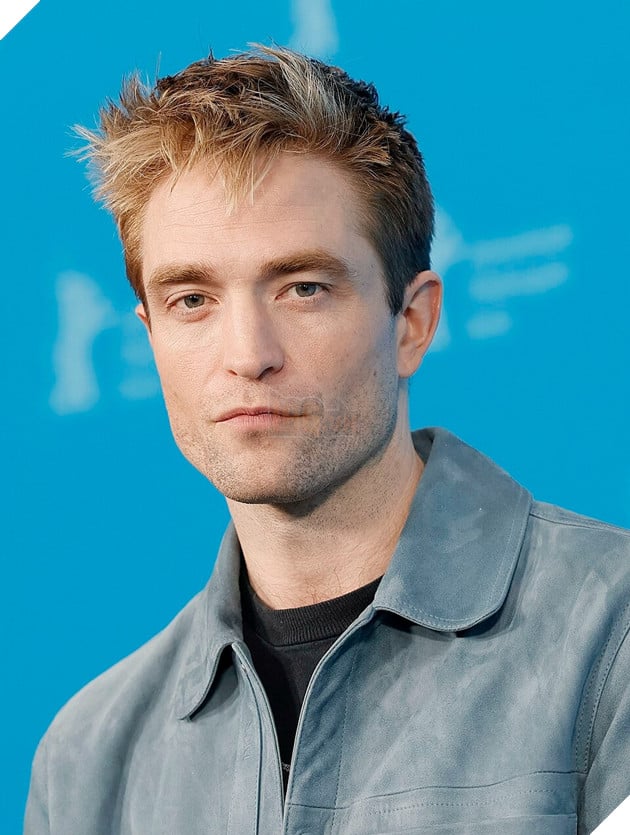Robert Pattinson Bat Ngo Lo Vai Dien Bi Mat Trong Marty Supreme Hình ảnh về sao nam Robert Pattinson.