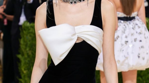 Vừa được phong là mỹ nhân đẹp nhất thế giới, nữ idol bị tố làm màu, diễn sâu ở hoạt động từ thiện rose 1767755115771 176775511622199603408 1767757592027 17677575923601575103158