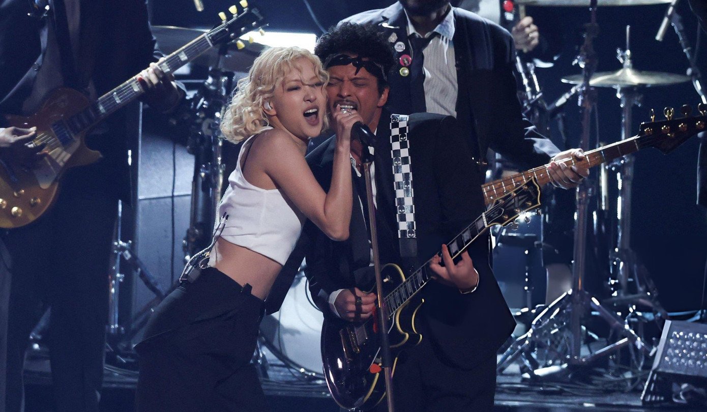 Rose cùng Bruno Mars khuấy động sân khấu.