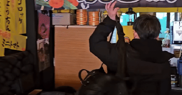 Căng: 3 khách say rượu làm loạn trong quán ăn của ca sĩ nổi tiếng vì 4 triệu, đôi bên tranh cãi náo động cả khu phố s1 1765384669322351436033 0 0 281 537 crop 17653847208972041400435gifpng