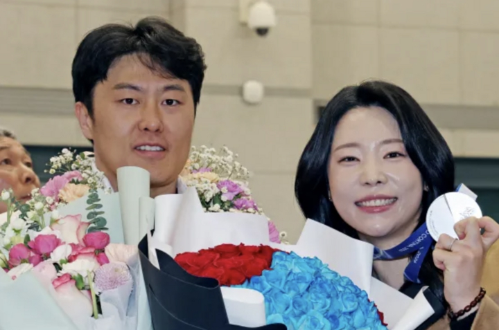 Vợ tụng kinh, lạy Phật 108 lần mỗi ngày cầu may cho chồng ở Thế vận hội mùa đông- Ảnh 1.