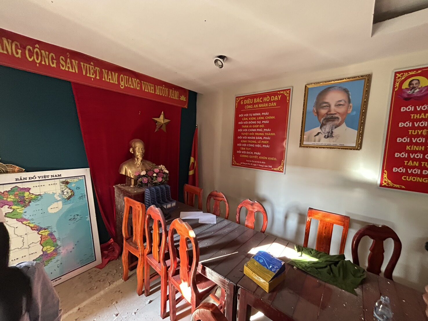 Choáng váng với hình ảnh bên trong sào huyệt lừa đảo tại Campuchia: Khung cảnh dàn dựng quá tinh vi- Ảnh 1.