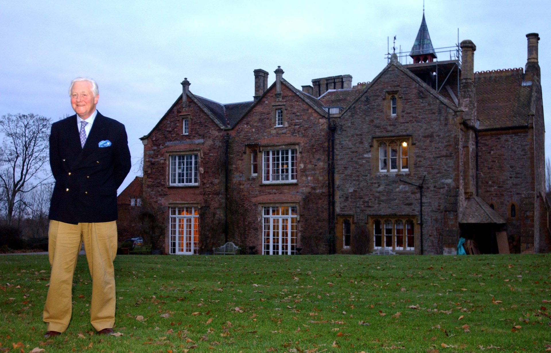 Yêu cầu tuyển vợ của quý tộc 79 tuổi: Trẻ hơn 30 tuổi, phải sinh 2 con trai, không đến từ quốc gia tên bắt đầu bằng chữ