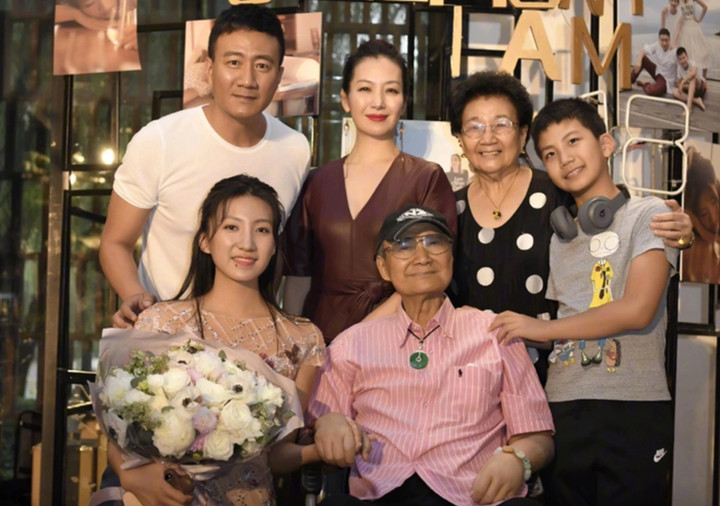 Kiều Phong nam tính nhất màn ảnh: U60 phong độ, hôn nhân đẹp như phim ngôn tình- Ảnh 3.