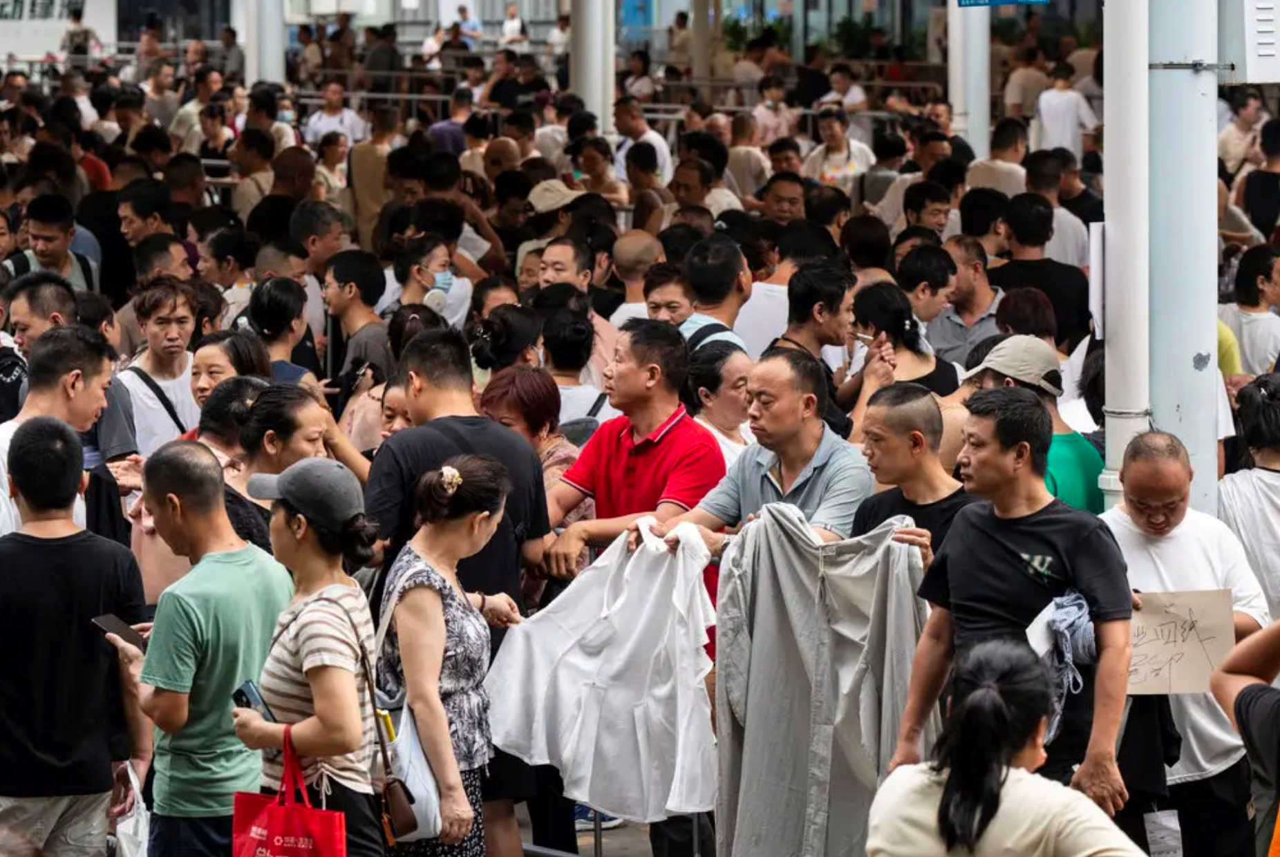 Kinh tế Trung Quốc xáo trộn chưa từng có trong gần 50 năm- Ảnh 1.