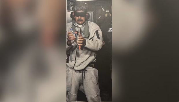 Tổng thống Mỹ Trump công bố ảnh Tổng thống Venezuela Maduro bị bịt mắt- Ảnh 1.