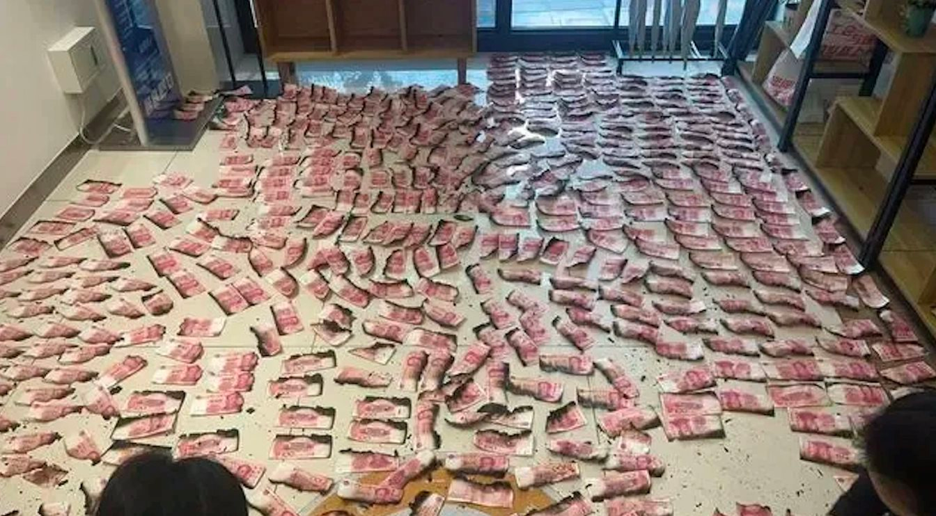 Gần 1,5 tỷ đồng tiền mặt bị cháy nghiêm trọng, cụ ông mang đến ngân hàng để đổi tiền mới: Bất ngờ với con số nhận lại- Ảnh 1.