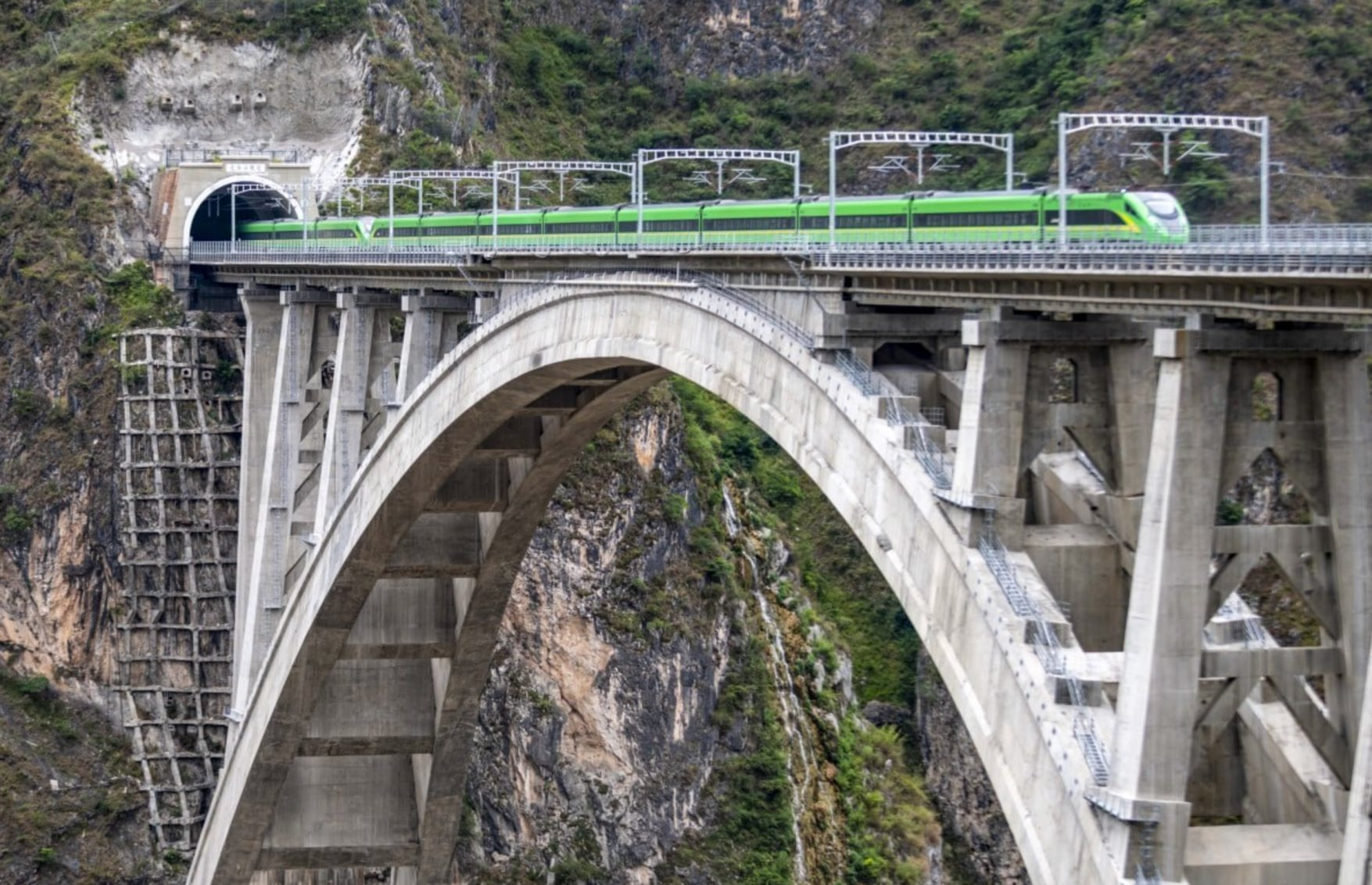 14 năm khoét núi, hơn 150.000 “bể bơi” nước tràn vào khi đào hầm: Láng giềng Việt Nam sắp hoàn thành tuyến đường đi hơn 300 km chỉ mất 4 tiếng rưỡi- Ảnh 1.