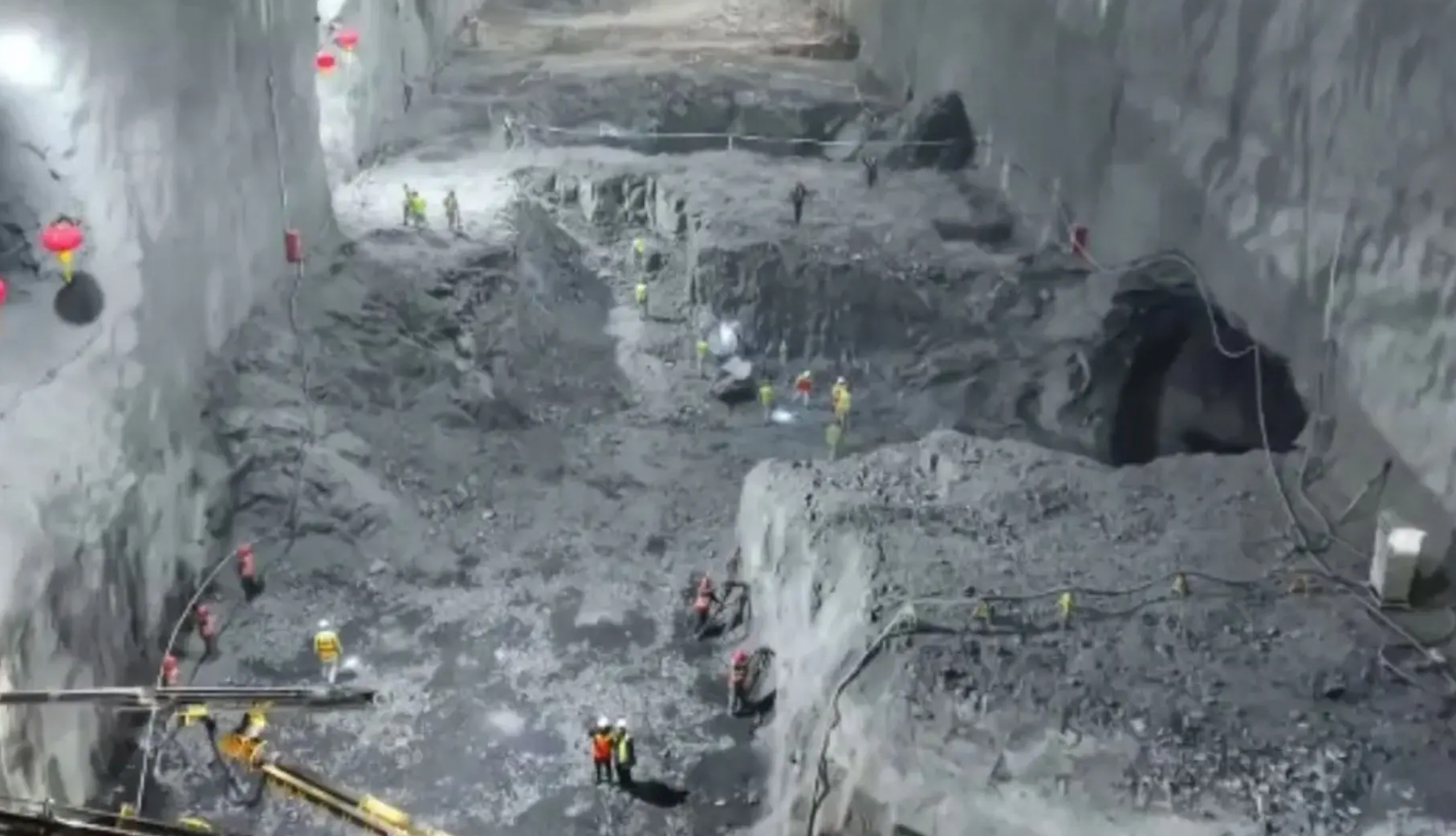 Mang vật liệu lên đỉnh 3.000 mét, dưới lòng đất 650 mét: Láng giềng Việt Nam đang xây công trình chưa từng có trên thế giới- Ảnh 1.