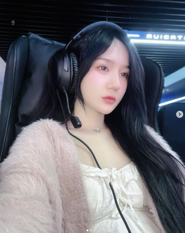 Hot girl phòng net phá khóa phong ấn, tung bộ ảnh