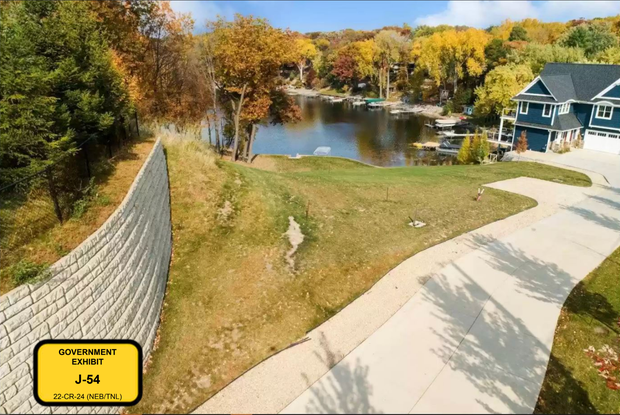 Từ bữa ăn của trẻ em nghèo đến siêu xe, biệt thự, kỳ nghỉ xa hoa: Đại án lật mặt đường dây