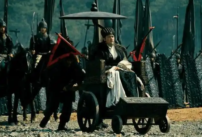 Vì sao 2 chân lành lặn nhưng Gia Cát Lượng vẫn chọn ngồi