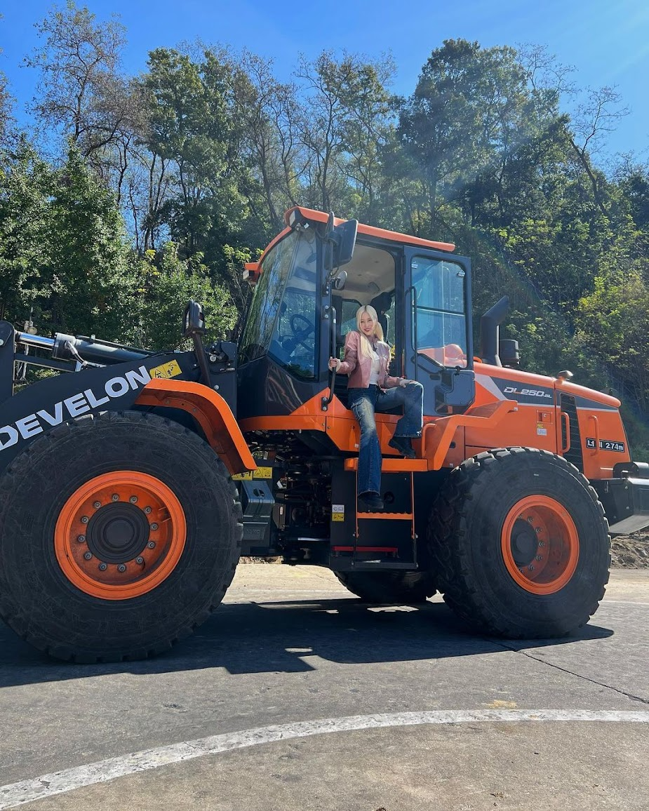 Chuyện chưa từng có: Mỹ nhân trở thành đại sứ nhờ biết lái máy xúc- Ảnh 2.