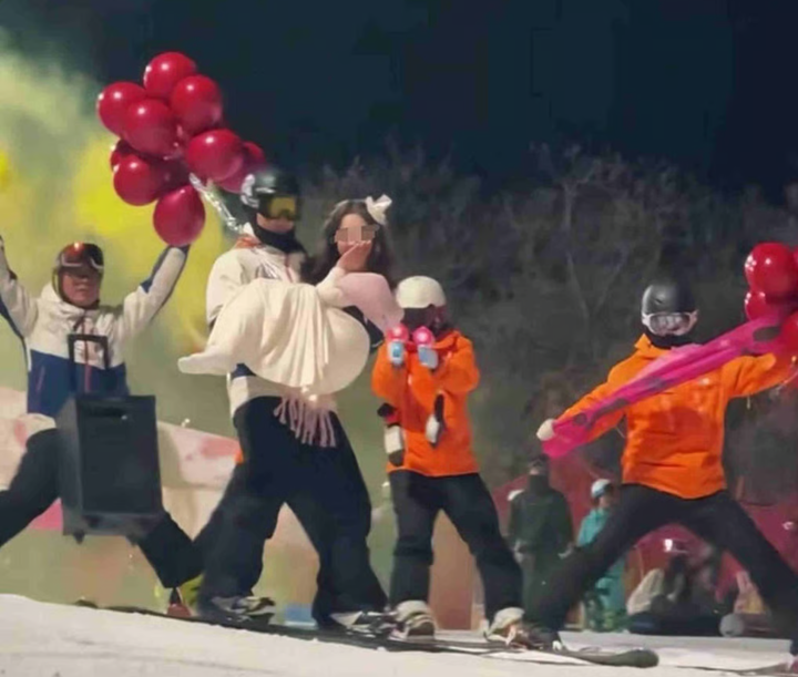 Trả 20 triệu để được bế xuống dốc như công chúa ở Trung Quốc- Ảnh 1.