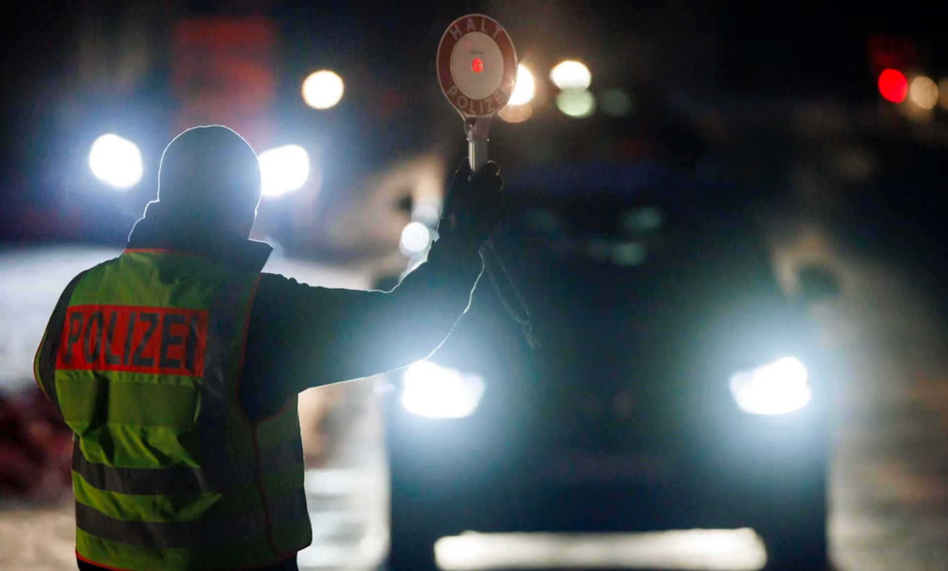 Nền kinh tế 5 nghìn tỷ USD chịu cảnh chưa từng có trong 80 năm: Cả thủ đô mất điện suốt 6 ngày giữa trời rét buốt, hàng chục nghìn người sống trong bóng tối- Ảnh 1.