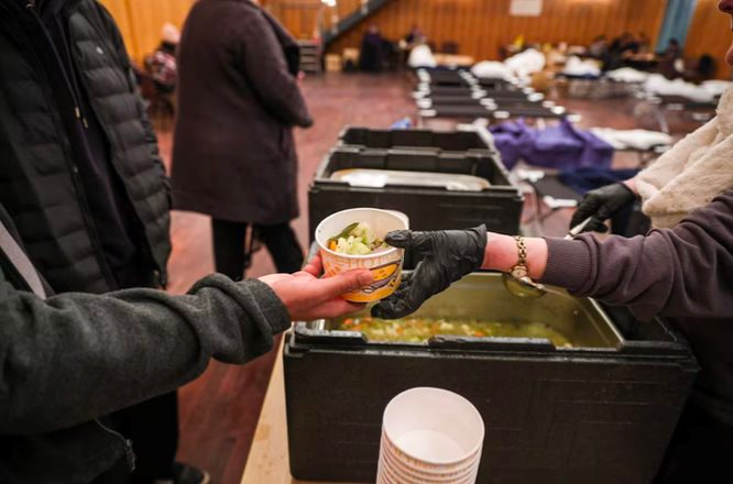 Nền kinh tế 5 nghìn tỷ USD chịu cảnh chưa từng có trong 80 năm: Cả thủ đô mất điện suốt 6 ngày giữa trời rét buốt, hàng chục nghìn người sống trong bóng tối- Ảnh 2.