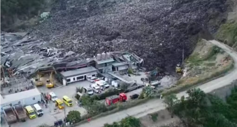 Sạt lở núi rác khổng lồ, 1 người tử vong, 38 người mất tích- Ảnh 1.