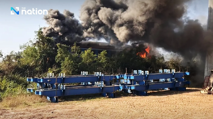 Cận cảnh tàu hoả vỡ nát sau khi va chạm với cần cẩu xây dựng, 22 người chết- Ảnh 1.