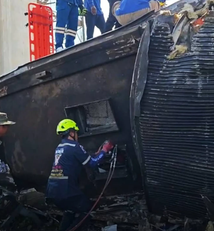 Cận cảnh tàu hoả vỡ nát sau khi va chạm với cần cẩu xây dựng, 22 người chết- Ảnh 5.