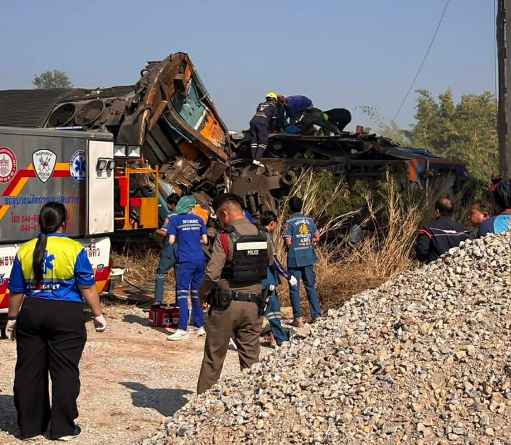 Cận cảnh tàu hoả vỡ nát sau khi va chạm với cần cẩu xây dựng, 22 người chết- Ảnh 4.