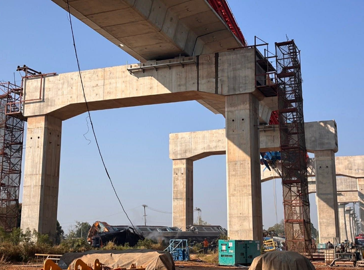 Cận cảnh tàu hoả vỡ nát sau khi va chạm với cần cẩu xây dựng, 22 người chết- Ảnh 6.