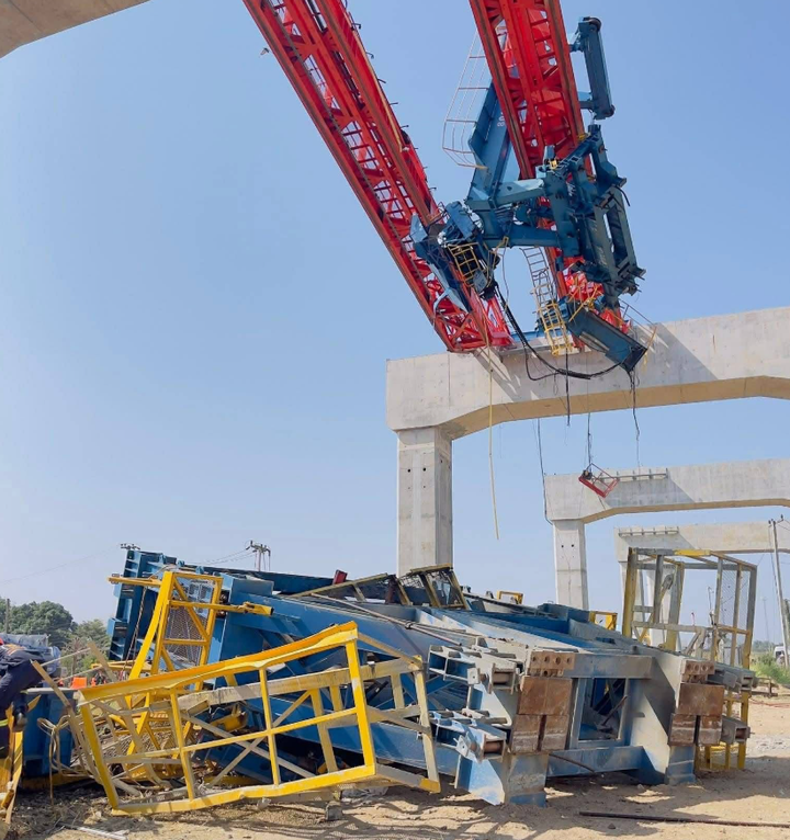 Cận cảnh tàu hoả vỡ nát sau khi va chạm với cần cẩu xây dựng, 22 người chết- Ảnh 7.