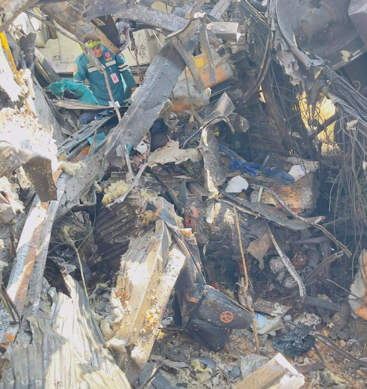 Cận cảnh tàu hoả vỡ nát sau khi va chạm với cần cẩu xây dựng, 22 người chết- Ảnh 8.