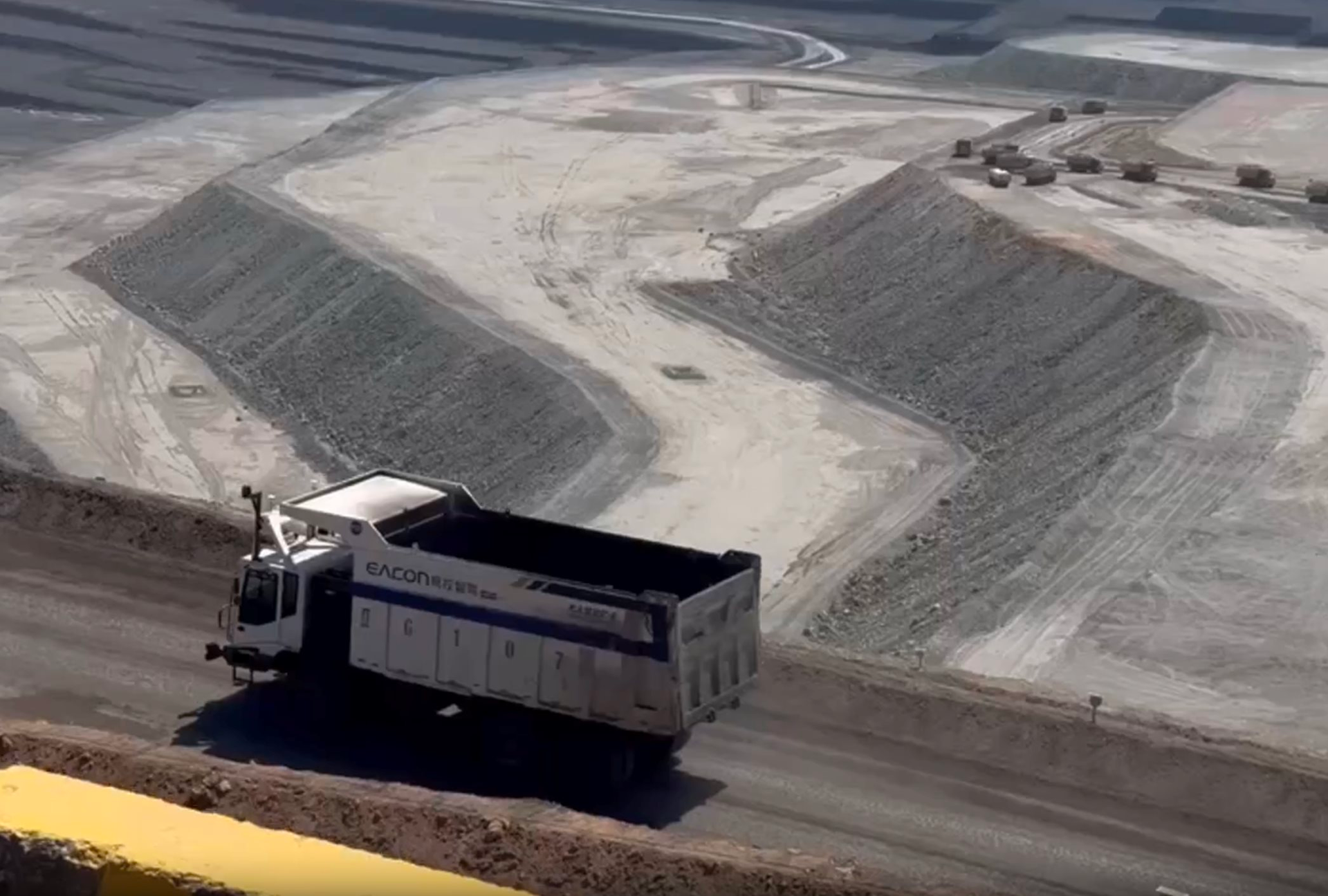 Phát hiện 91 xe tải Trung Quốc âm thầm chở 100 tấn hàng, di chuyển sát nhau, hoạt động xuyên đêm không cần ánh sáng ở mỏ lộ thiên với hơn 3 tỷ tấn kho báu- Ảnh 2.