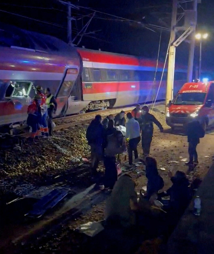 Hai tàu cao tốc đâm vào nhau ở Tây Ban Nha, ít nhất 21 người thiệt mạng- Ảnh 1.