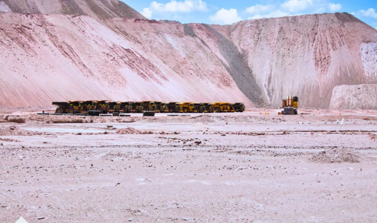 Phát hiện mỏ khoáng sản trữ lượng 20 - 40 triệu tấn, trị giá hơn 39.000 tỷ đồng nằm ngay dưới miệng siêu núi lửa- Ảnh 1.