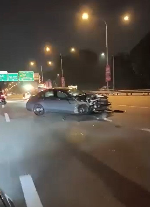 Đang đứng ở lề đường, 3 người gặp nạn thương tâm, video hiện trường khiến ai cũng phải bàng hoàng- Ảnh 2.