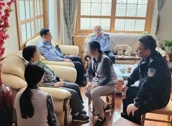 Phát hiện khách đặt 4 lệnh mua vàng với giá hơn 3,6 tỷ đồng, công an lập tức đến ngân hàng xác minh, còn yêu cầu đơn vị chuyển phát đổi địa chỉ giao hàng- Ảnh 1.