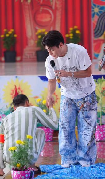 Lê Dương Bảo Lâm múa lửa ở trại giam, phản ứng của 1 phạm nhân gây chú ý- Ảnh 2.