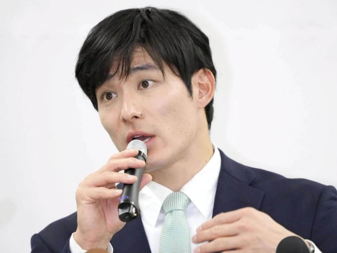 Thống đốc sinh năm 1990 gây bão toàn cõi mạng Nhật Bản: Đẹp trai như tài tử điện ảnh, sở hữu 2 bằng cử nhân, 1 bằng thạc sĩ tại Mỹ- Ảnh 2.