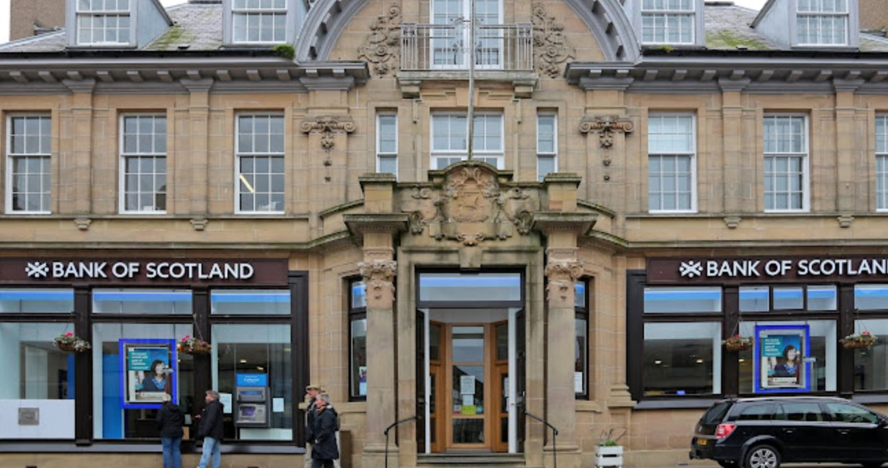 Nóng: Một ngân hàng hơn 300 năm tuổi vừa bị phạt hơn 5 tỷ đồng vì phạm lỗi nghiêm trọng- Ảnh 2.