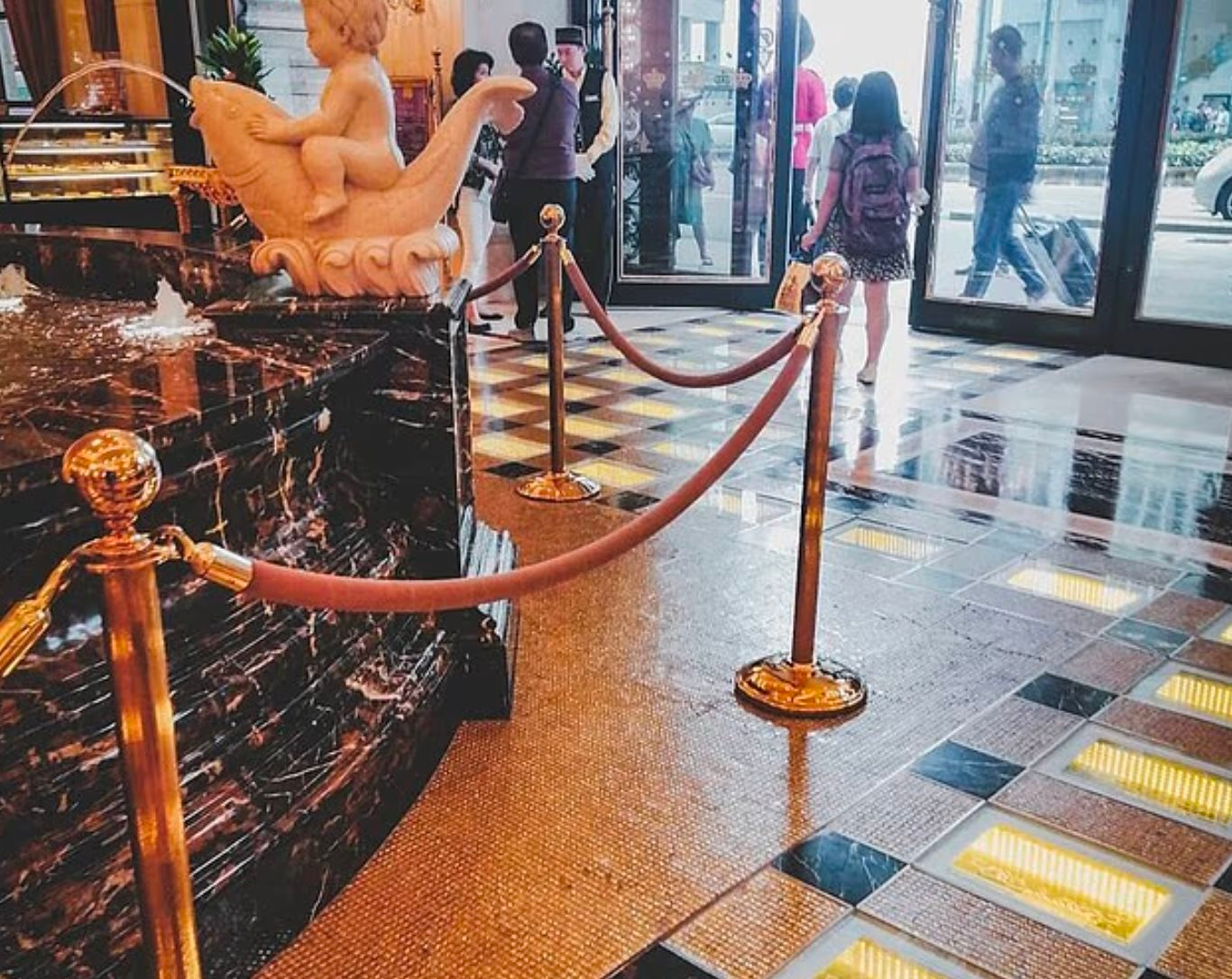 Gỡ gần 80 kg vàng nguyên khối dưới nền nhà đem bán, một khách sạn lập tức 'bỏ túi' gần 13 triệu USD- Ảnh 2.