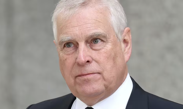 Hào quang vụt tắt ở tuổi xế chiều: 5 góc khuất rúng động vụ cựu Vương tử Andrew bị bắt giam ngay trong ngày sinh nhật- Ảnh 1.