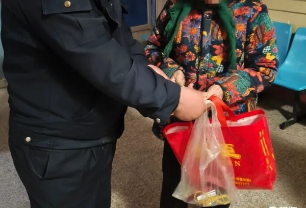 Phát hiện loạt cọc tiền, trang sức vàng trị giá gần 190 triệu đồng trong chiếc tủ lạnh- Ảnh 2.