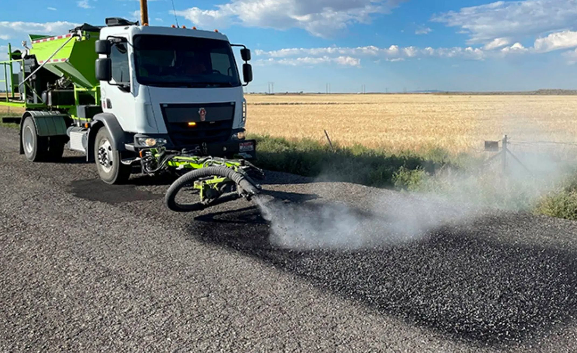 Phát hiện đội xe tải lạ nặng 15 tấn, dùng công nghệ cao vá ổ gà chỉ trong 2 phút, nhanh gấp 7 lần bình thường- Ảnh 1.