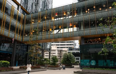 Một tập đoàn bán lẻ lớn bắt đầu tái cấu trúc kỷ lục: Sa thải 30.000 nhân viên, 80% lập trình viên phải dùng AI mỗi tuần- Ảnh 3. Một tập đoàn bán lẻ lớn bắt đầu tái cấu trúc kỷ lục: Sa thải 30.000 nhân viên, 80% lập trình viên phải dùng AI mỗi tuần- Ảnh 3.