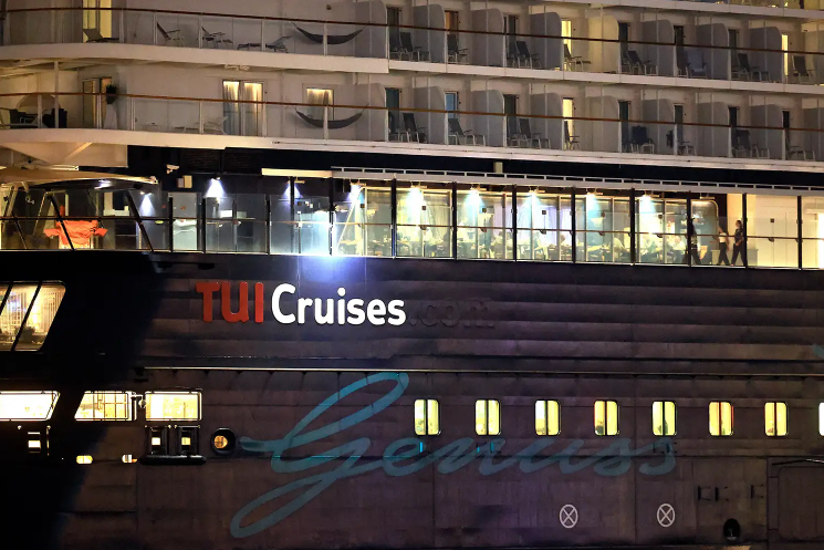 Ác mộng của nhà giàu: Hàng ngàn hành khách đang mắc kẹt trên các du thuyền tại Trung Đông, không thể đi tiếp cũng không thể về nhà- Ảnh 1.