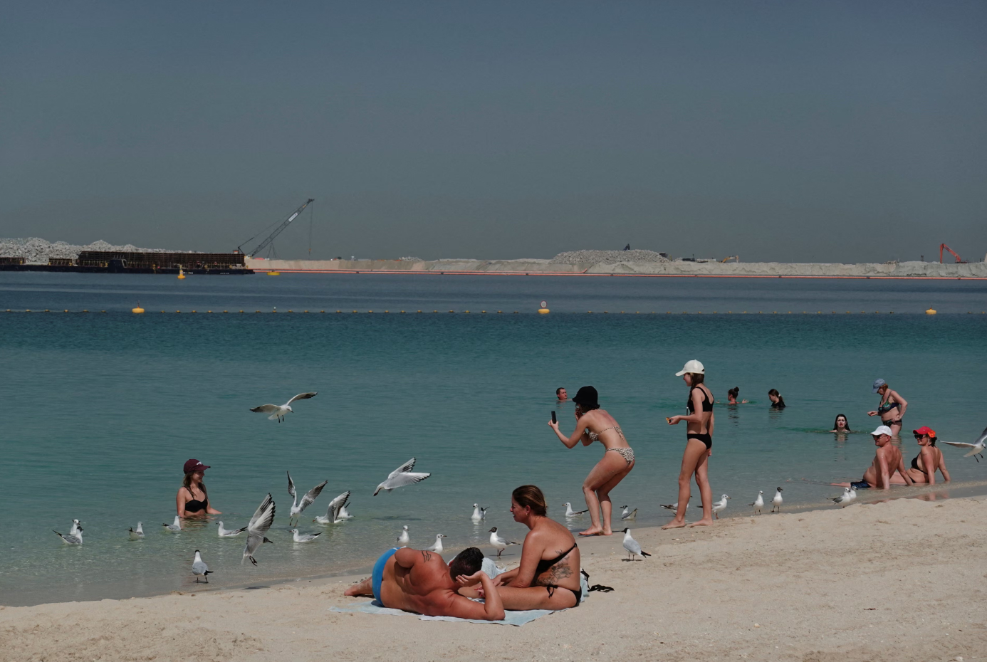 Cuộc sống lạ lùng ở Dubai ngay lúc này: DJ chà đĩa giữa tiếng tên lửa- Ảnh 2.