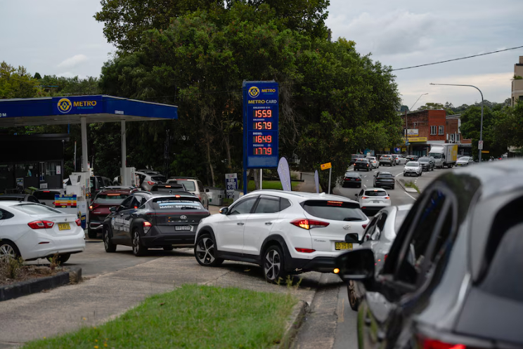 Giá xăng tăng mạnh vì tình hình Trung Đông bất ổn, người dân xếp hàng cả tiếng chờ đổ- Ảnh 4.